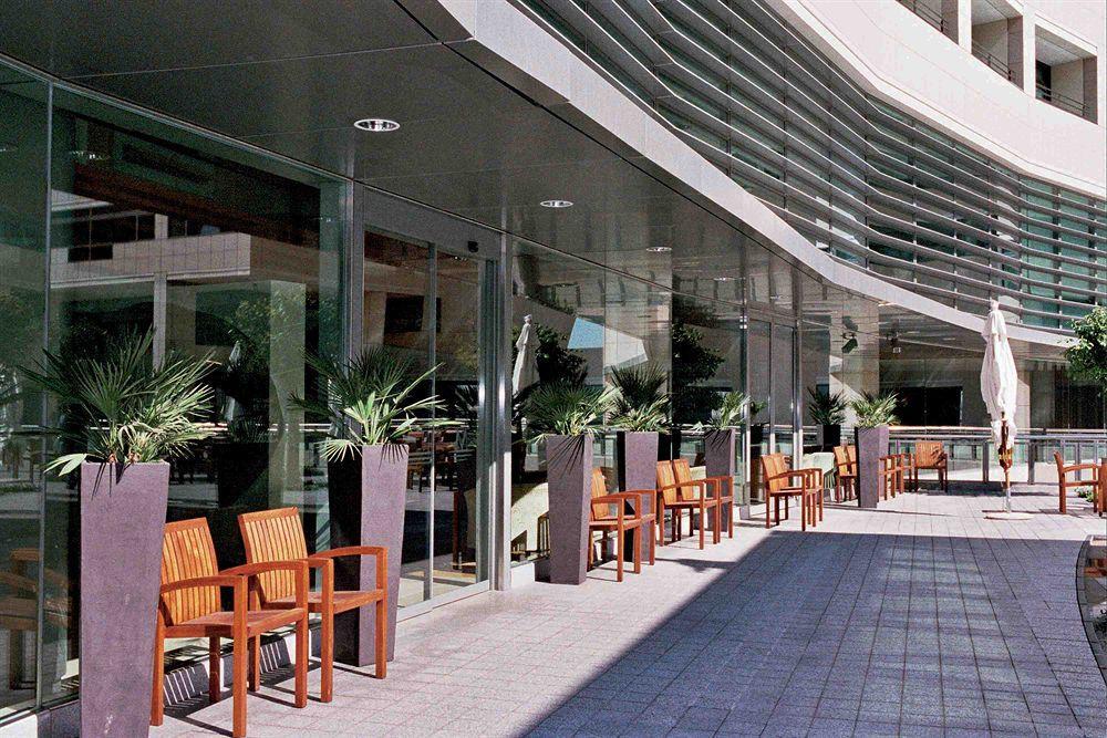 Eurostars Grand Marina Hotel Gl Barcelona Bagian luar foto The outdoor seating area