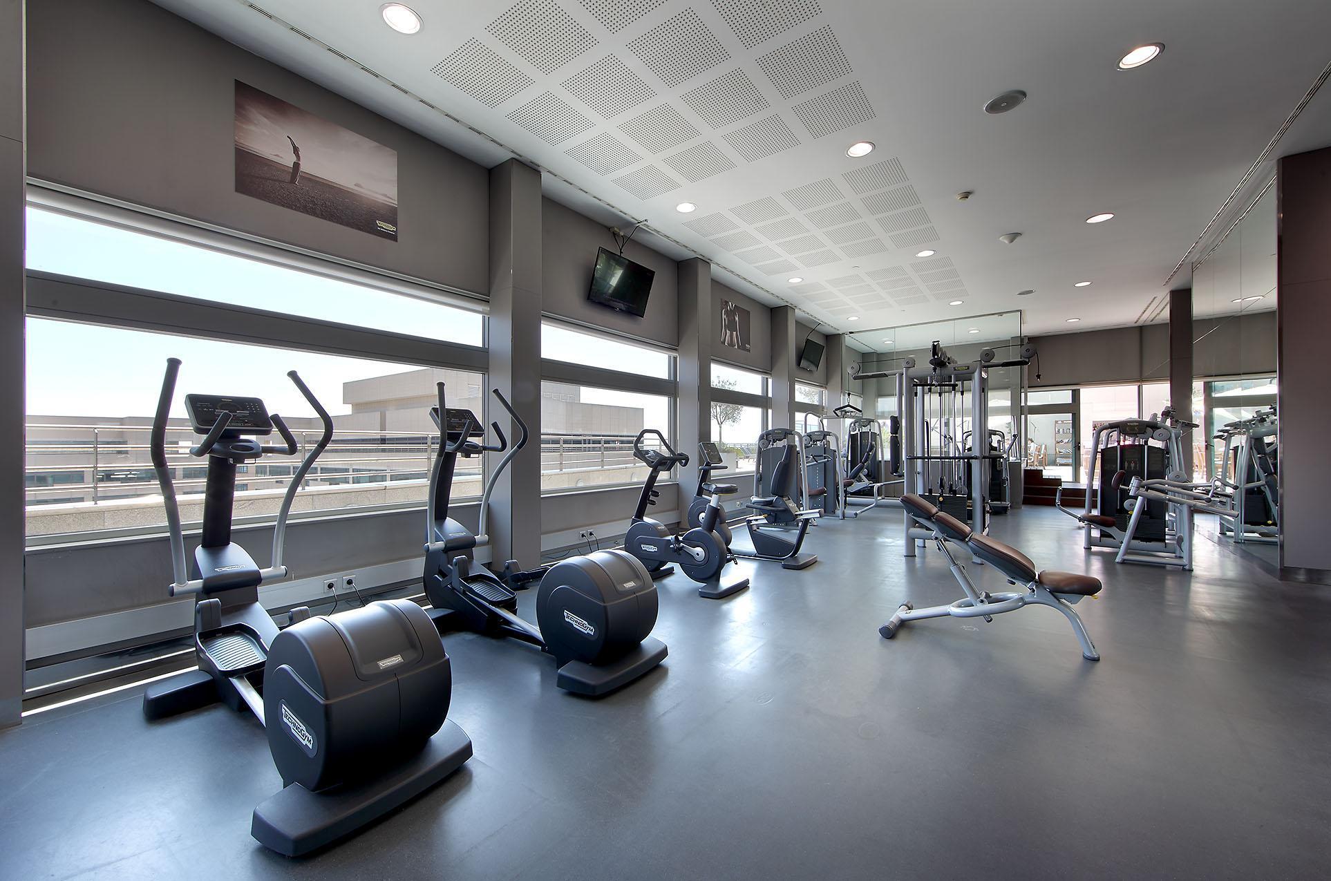 Eurostars Grand Marina Hotel Gl Barcelona Bagian luar foto The gym at the hotel