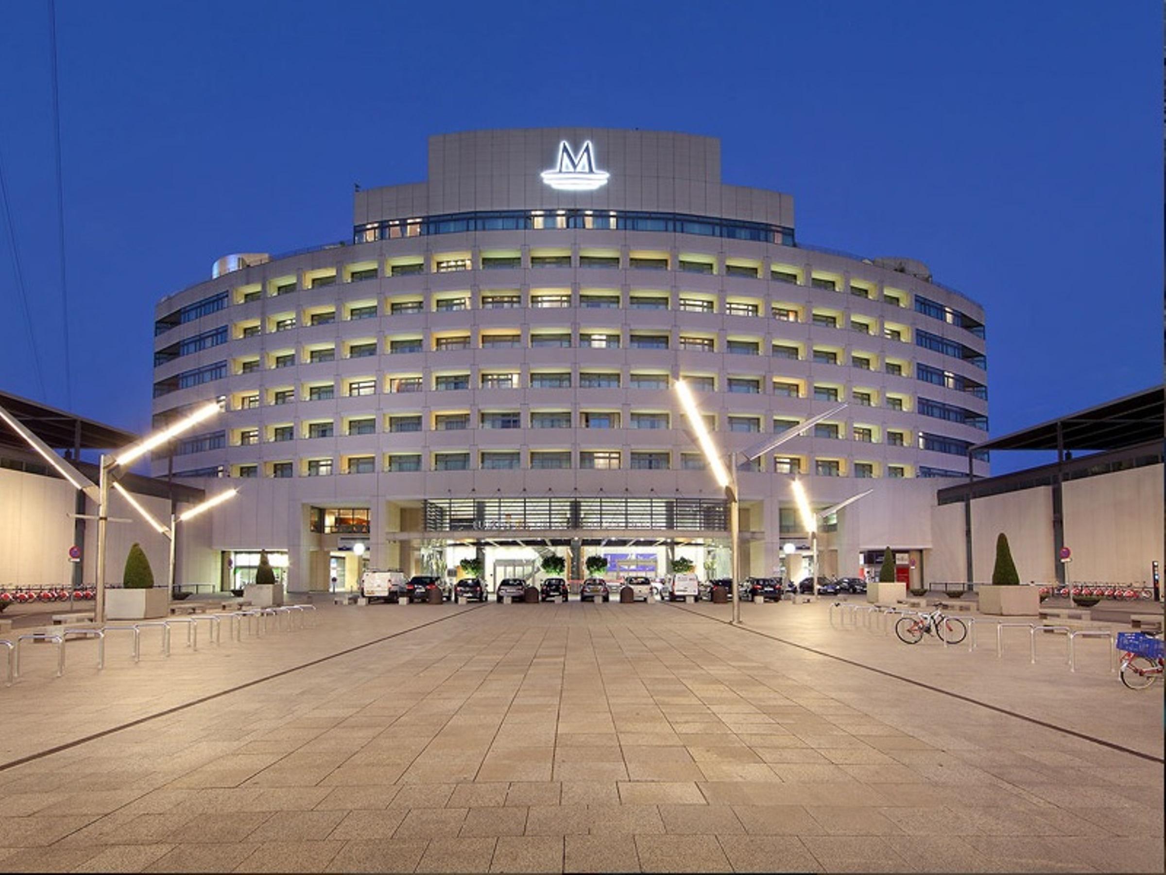 Eurostars Grand Marina Hotel Gl Barcelona Bagian luar foto The photo shows a modern, multi-story building, which appears to be a hotel or a similar establishment. The design is sleek and contemporary, featuring a series of large windows that illuminate the facade. Above the entrance, there is a prominent log