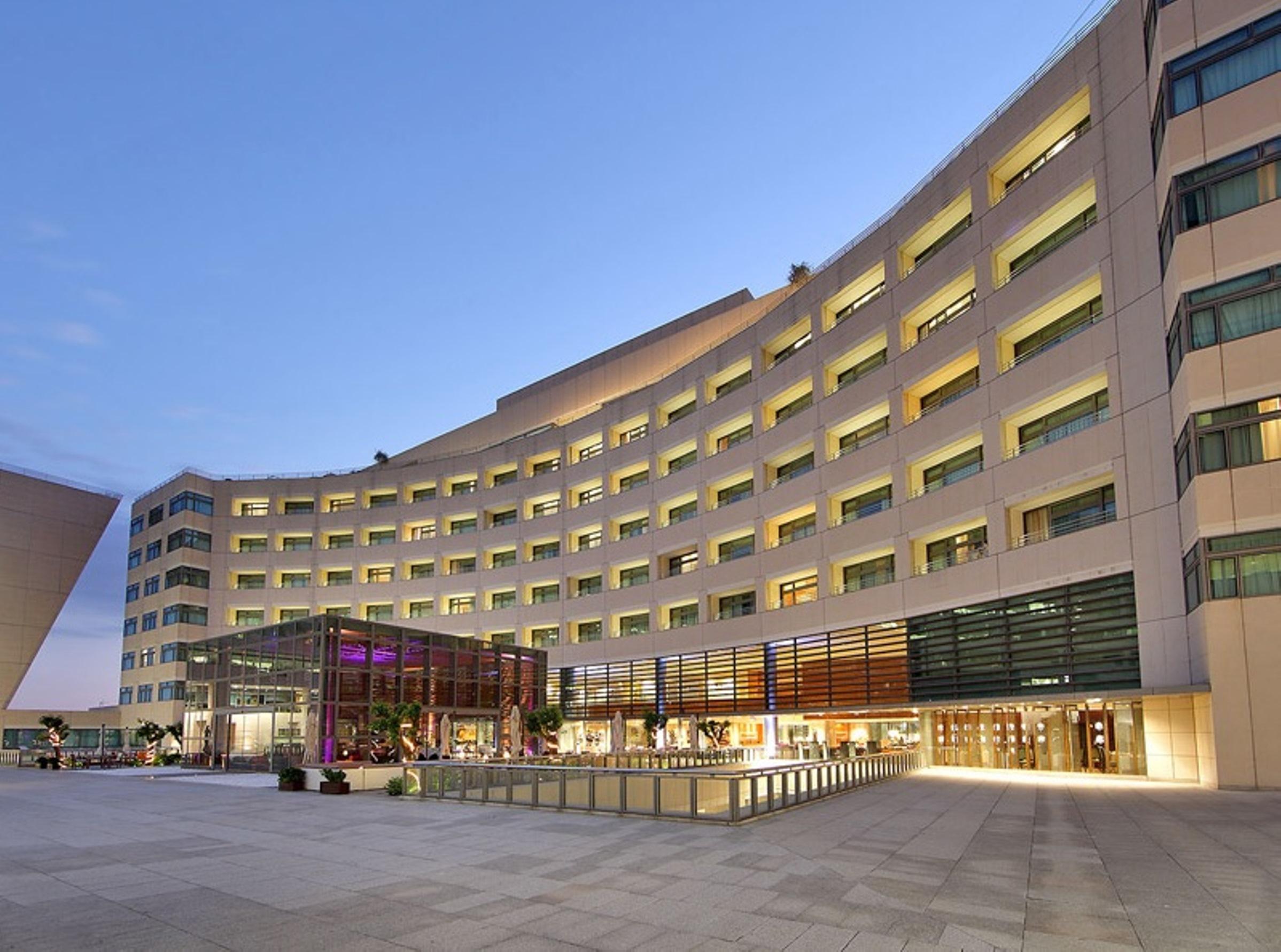 Eurostars Grand Marina Hotel Gl Barcelona Bagian luar foto The hotel at night