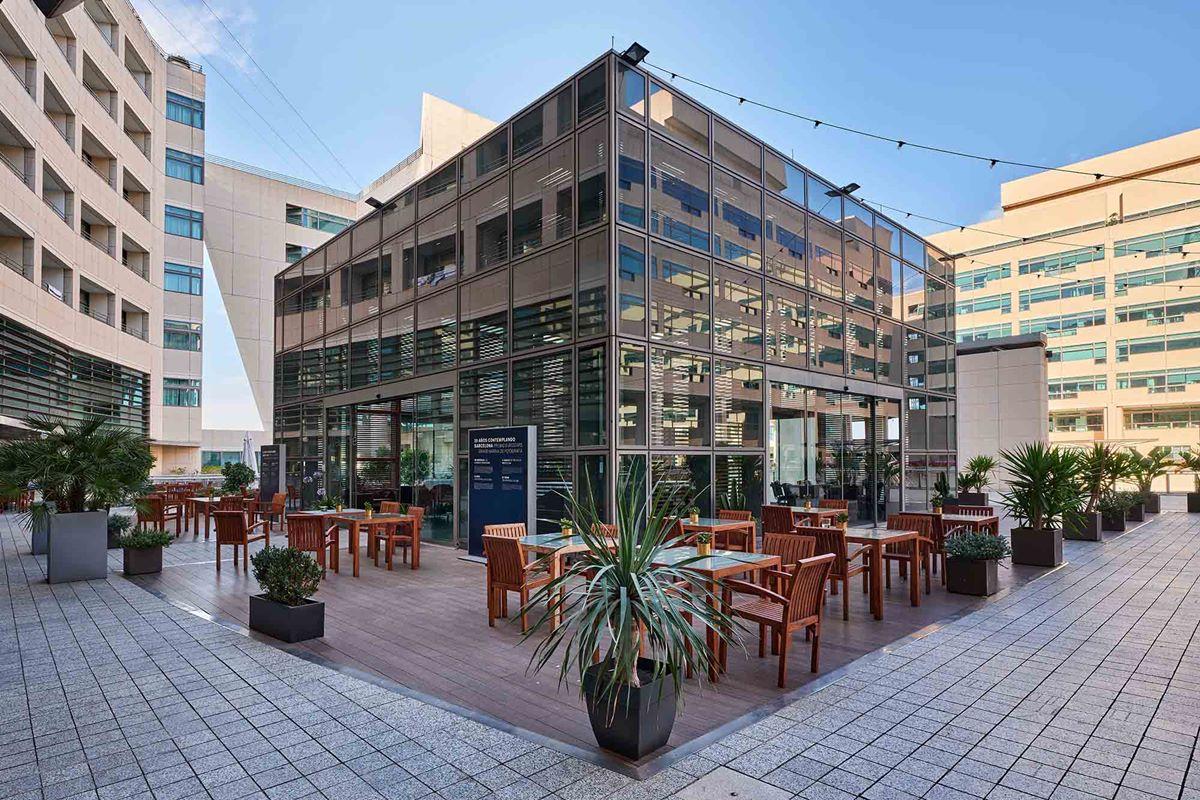 Eurostars Grand Marina Hotel Gl Barcelona Bagian luar foto The courtyard at the hotel