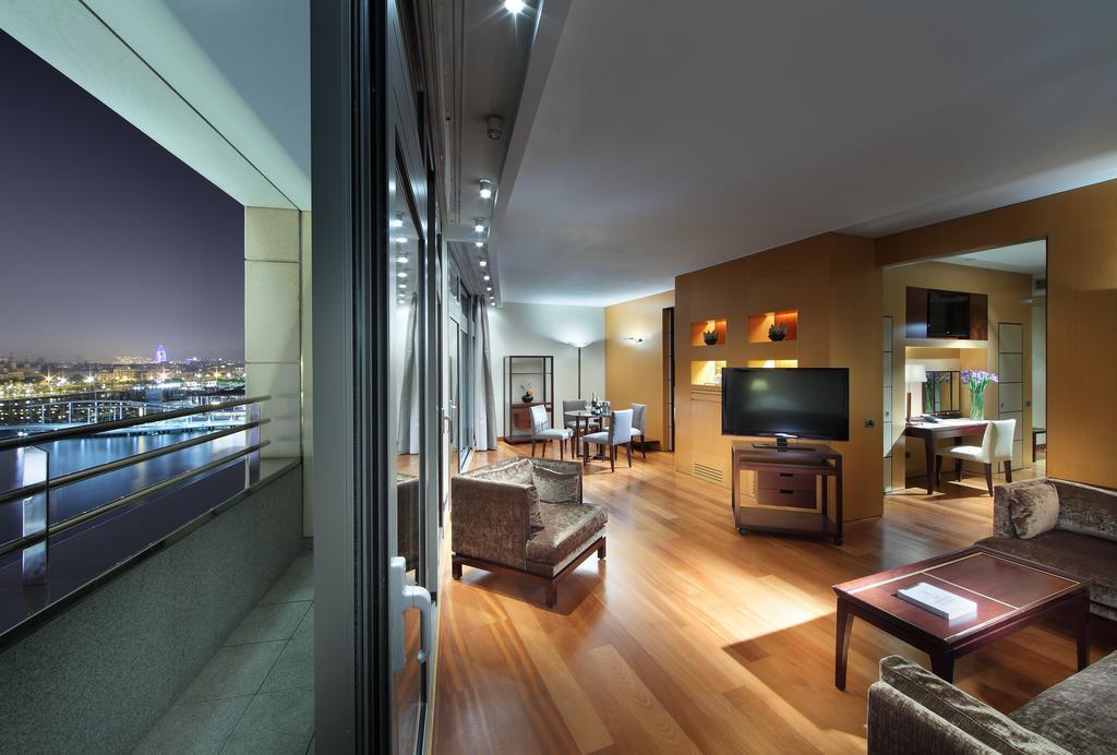 Eurostars Grand Marina Hotel Gl Barcelona Bagian luar foto A suite at the hotel