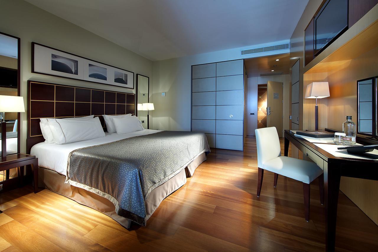 Eurostars Grand Marina Hotel Gl Barcelona Bagian luar foto A room at the hotel