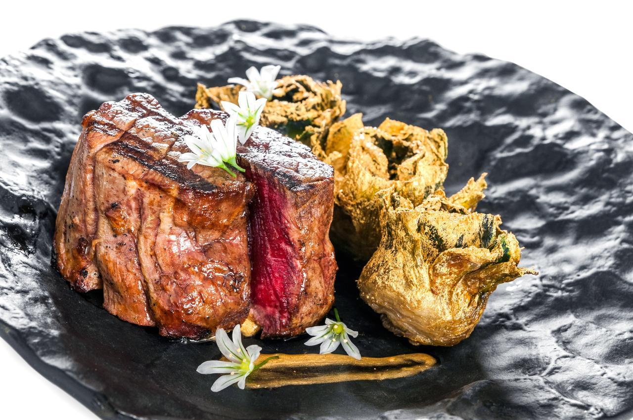 Eurostars Grand Marina Hotel Gl Barcelona Bagian luar foto A steak with a side of gyoza