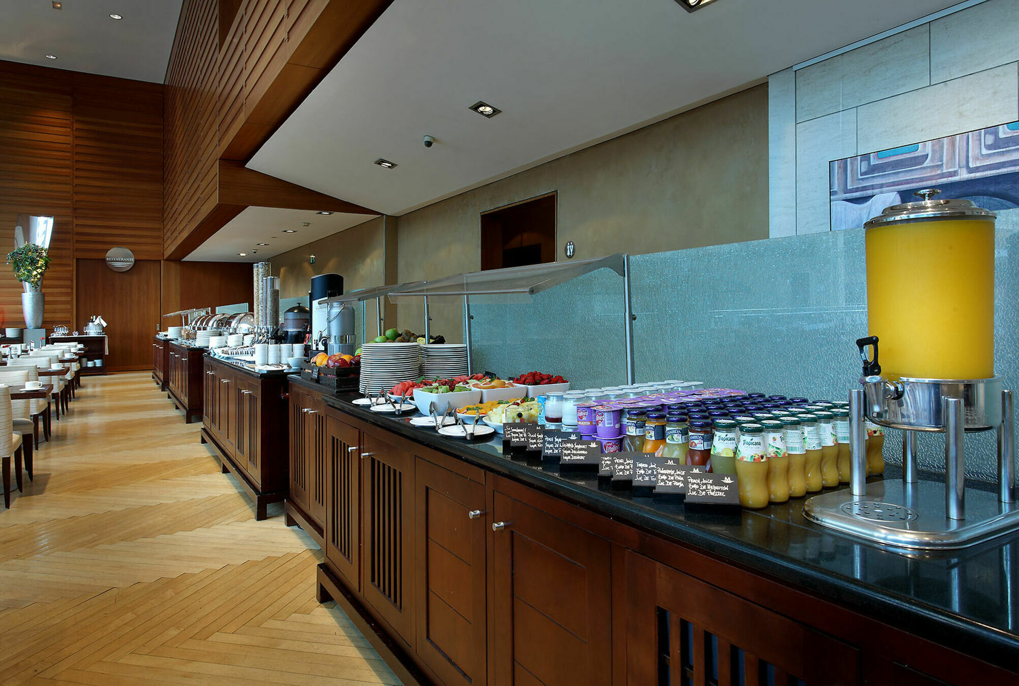 Eurostars Grand Marina Hotel Gl Barcelona Bagian luar foto A buffet at a hotel